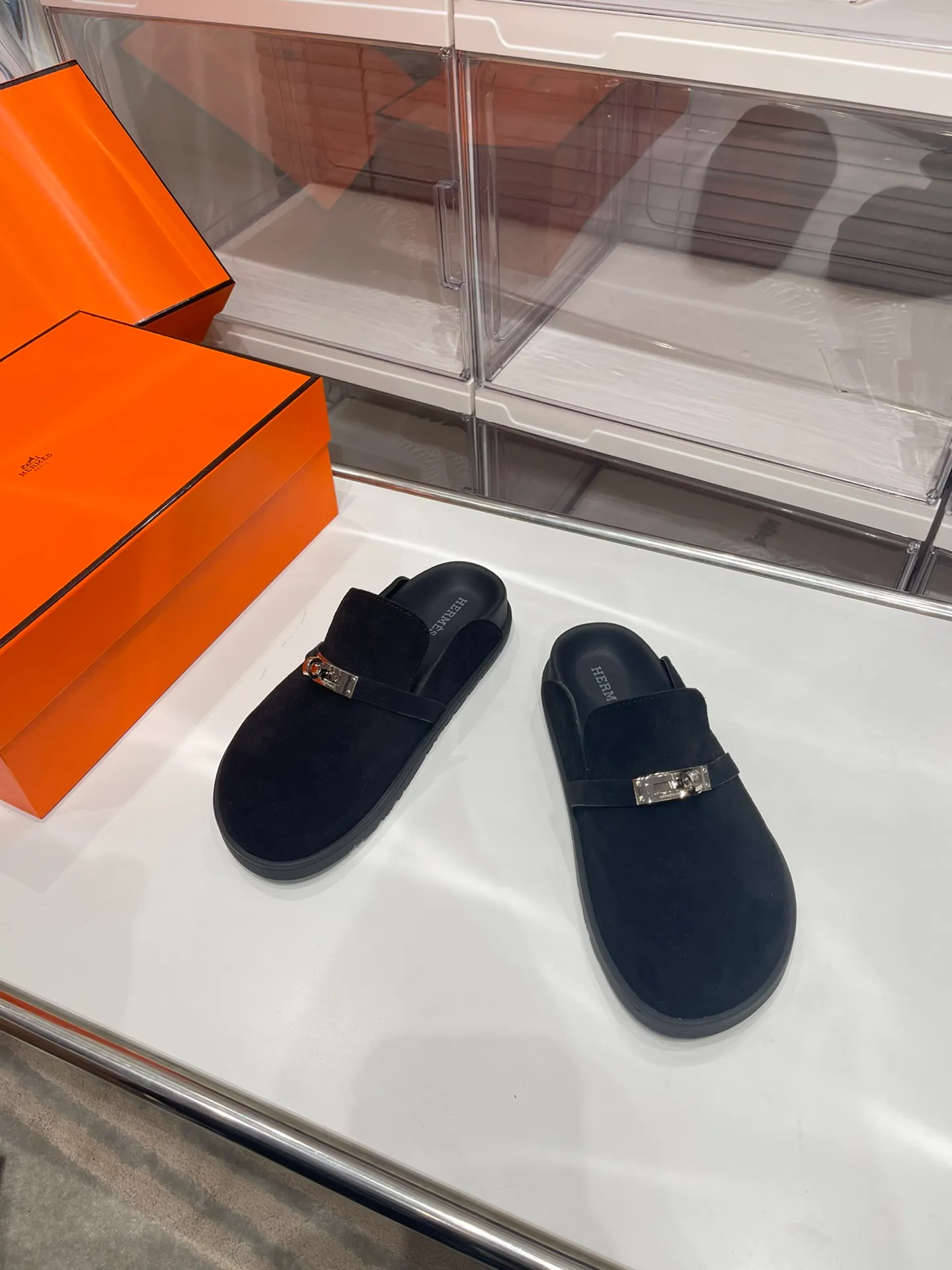 Women's shoes 240 men + 10🐮🐮HERMES Hermes' latest kelly buckle couple's Birkenstock slippers, classic family language design! It looks good no matter how you match it! Casual and high-end feeling, the comfort is also great, with a variety of colorful socks, a trendy sense of high-end ●Upper: imported cow suede ●Inner: imported sheepskin ●Foot pads: imported mixed sheepskin ●Outsole: T women's shoes u non-slip and wear-resistant outsole ●Code number: male 39-44 (45 46 customized) female 35-40 (41 42 customized)